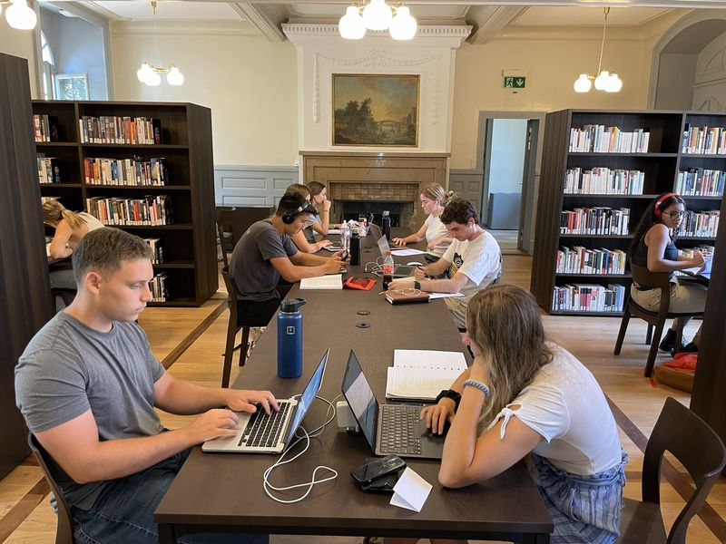 Hauteville, du château au campus, histoire d'une reconversion – Etudiants dans la bibliothèque, ancien salon-théâtre – Ezra Plank, Pepperdine University